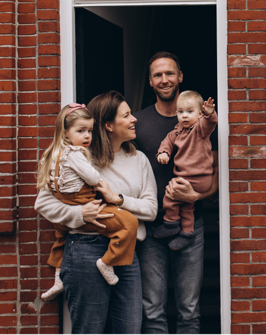 Een huurder thuis in zijn woning, omringd door buurt, gezin en dagelijks leven